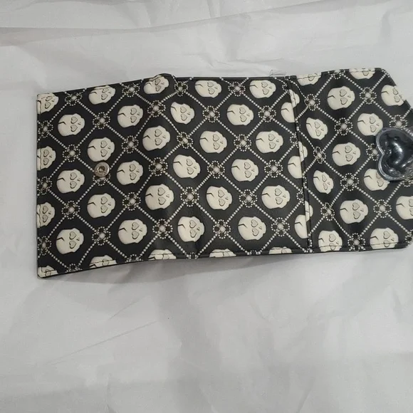 Betsey Johnson black white skull print heart shaped‎ closure lock trifold wallet - Picture 10 of 12